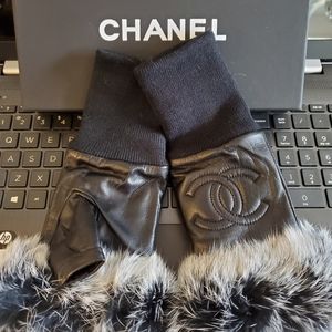 Chanel logo fingerless gloves